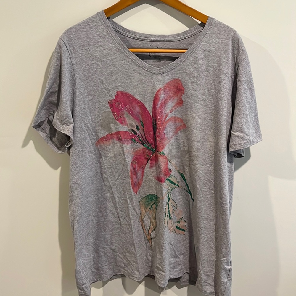Plus Size Women’s  V-Neck T-Shirt Floral Design, Color grey, Size 3X